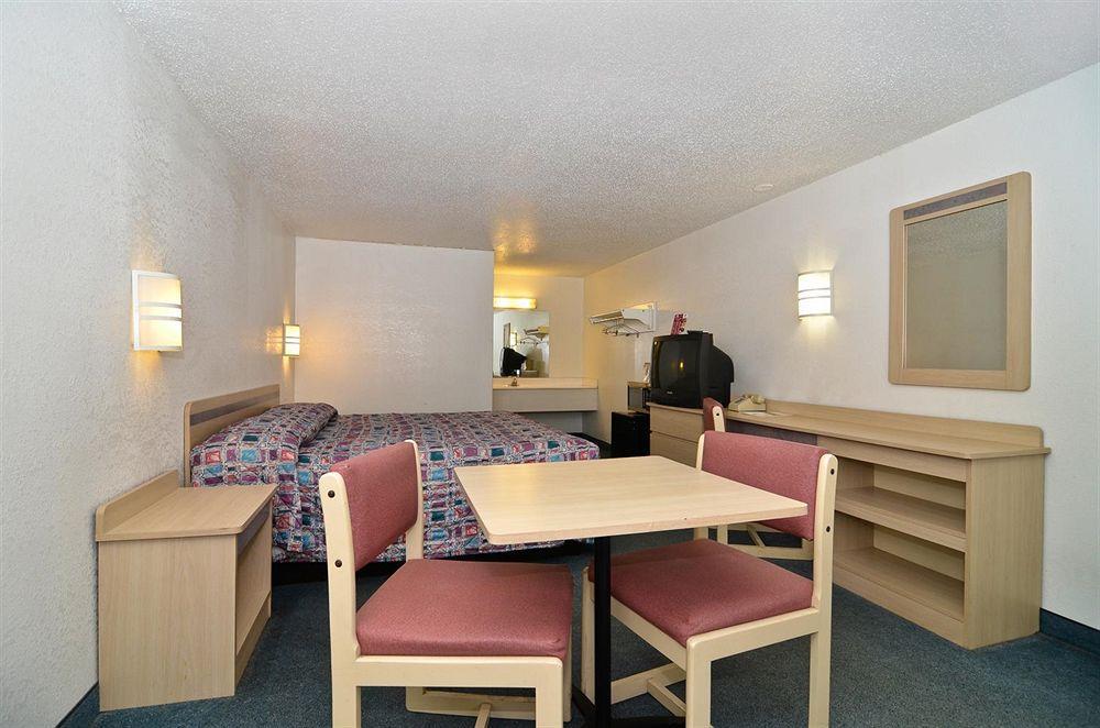 Mentor Home Inn And Suites Room photo