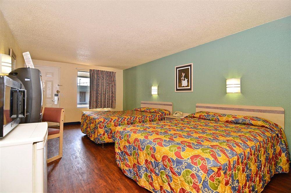 Mentor Home Inn And Suites Room photo